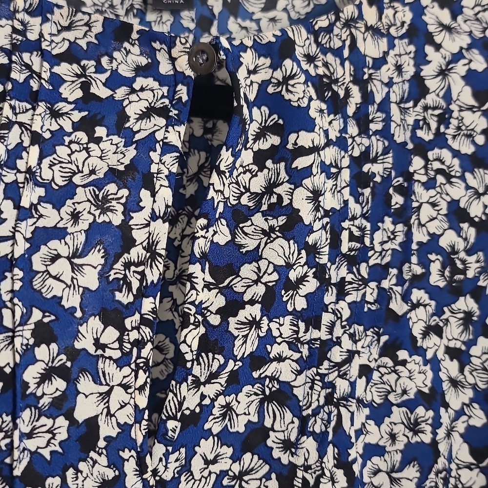 J. CREW Cascade Ruffle Navy and White Floral Blouse With Keyhole Size 0 - Picture 9 of 16